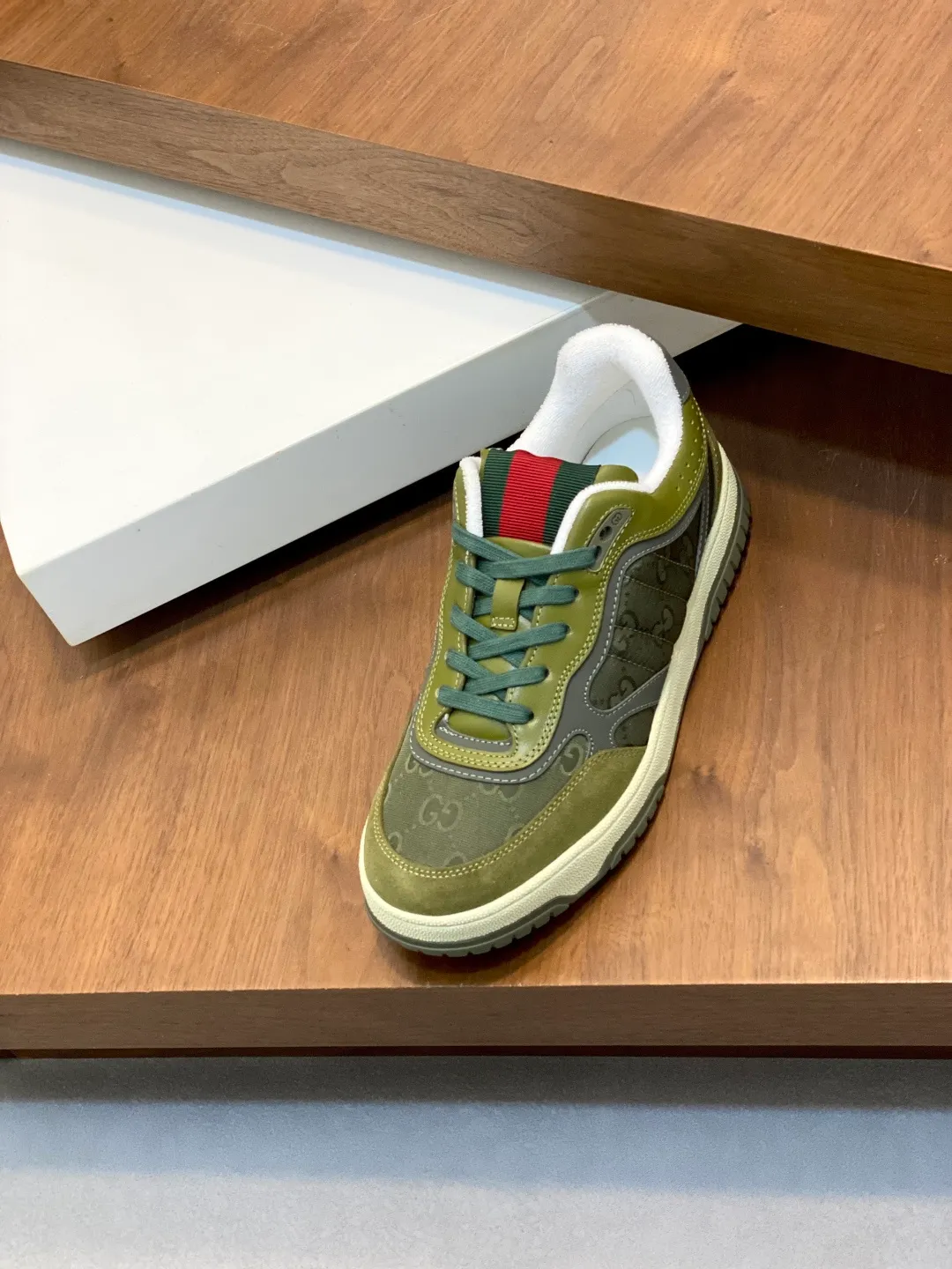 Men's Shoes 💰660 𝐆𝐮𝐜𝐜𝐢 𝐑𝐞-𝐖𝐞𝐛 As the first sneaker created by Sabato De Sarno for Gucci, the Re-Web series reinterprets the brand's classic stripes and sets off the modern silhouette design with bold and unique details. These shoes are crafted from white leather. This new sneaker is ingeniously decorated with many of the brand's classic details, and is equipped with a bright red and green webbing tongue, which will make people fall in love at first sight. White leather treated with a special process for softness and luster, with an embossed grainy texture. Script Gucci logo and interlocking G web label with Interlocking G and script Gucci logo. Rubber outsole with interlocking G detail eyelets. Web tongue. Size: 39-44 (customized for sizes 38 and 45)